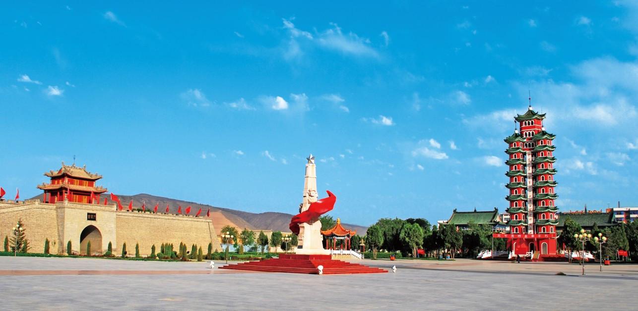 光大红军将士用生命和热血铸就的伟大精神红军会宁会师旧址内纪念塔